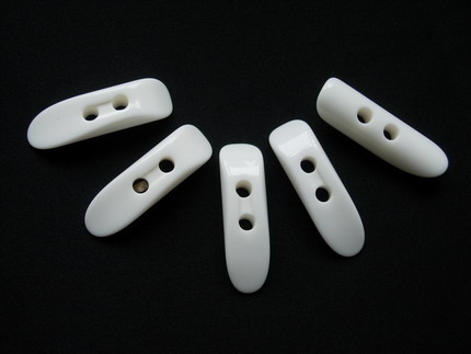 LU27 51mm Off-white Lucite/Resin Toggle Horn 2 Holes Buttons 5pc